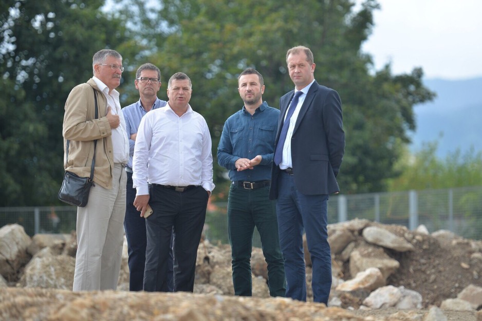 Vlasnik kompanije Bingo Senad Džambić sa saradnicima i načelnikom Novog Grada Semirom Efendićem u obilasku gradilišta