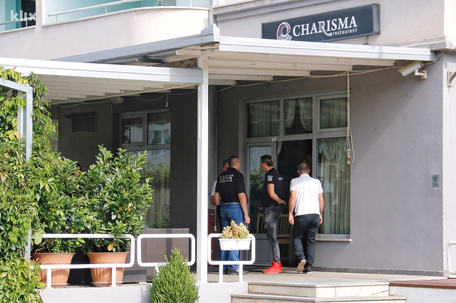Inspektori ispred restorana Charisma u Mostaru (Foto: R. D./Klix.ba)
