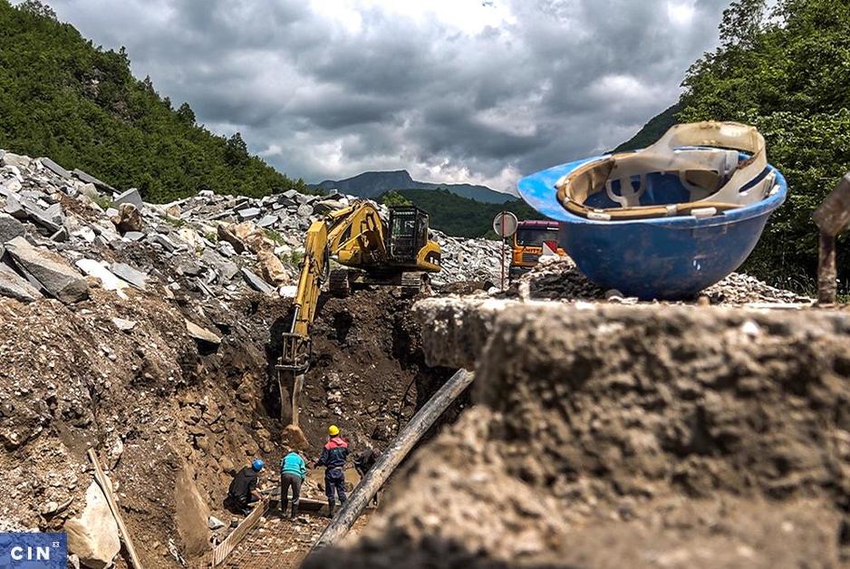 Mašine kopaju kanale za cjevovode prema rijeci Doljanki (Foto: CIN) (Foto: Klix.ba)