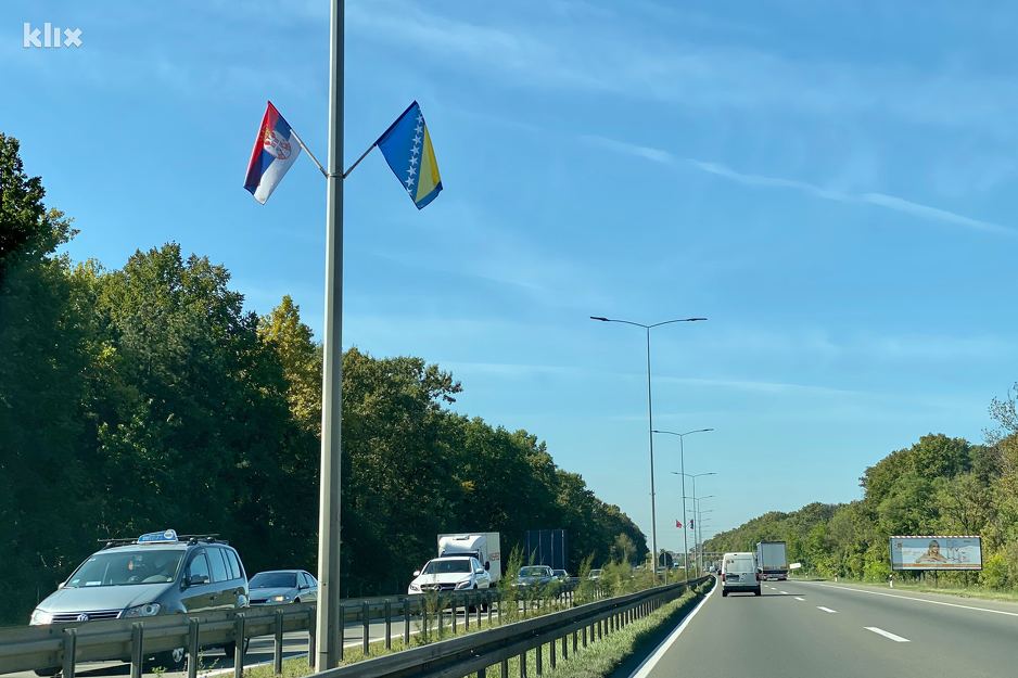 Zastave Srbije i BiH uoči današnjeg sastanka lidera ovih država s predsjednikom Turske u Beogradu