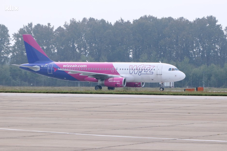 Avion kompanije Wizz Air na pisti Aerodroma u Tuzli (Foto: A. K./Klix.ba)