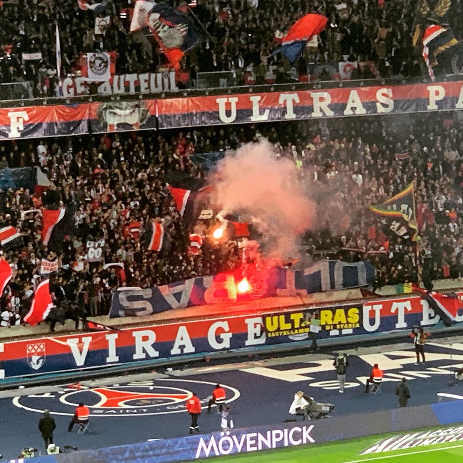 Zapaljena oteta zastava (Foto: Twitter)