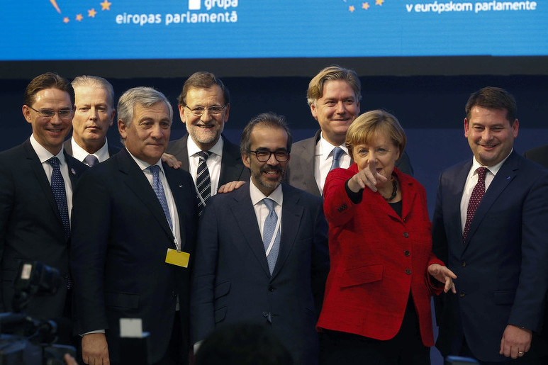 Paulo Rangel (u sredini) s Angelom Merkel (Foto: EPA-EFE)