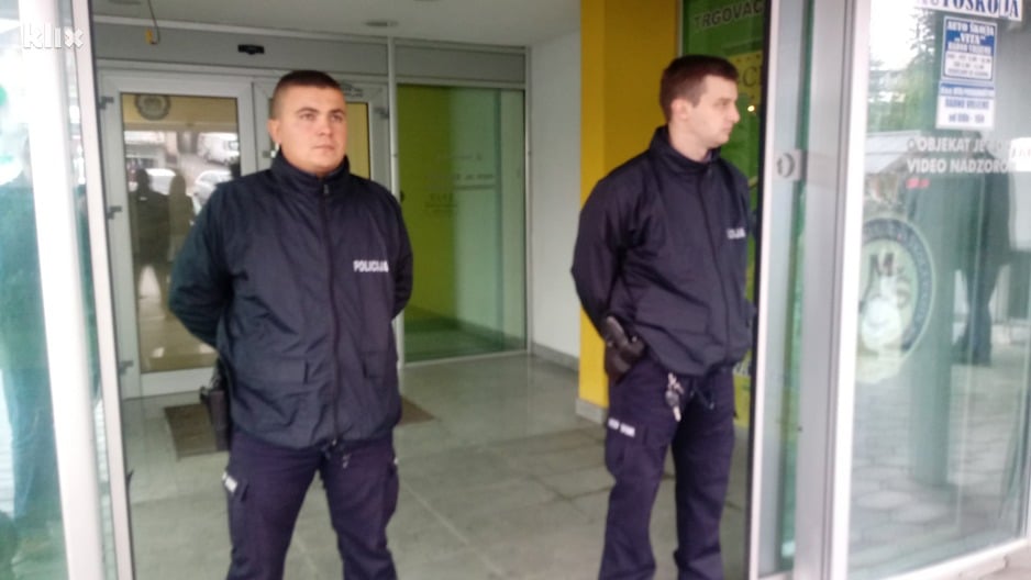 Policija na ulazu u školu