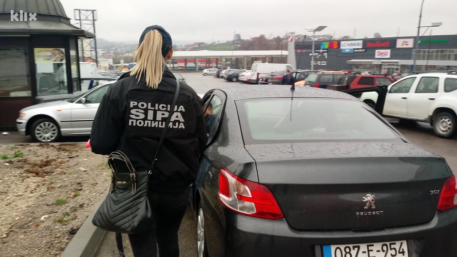 Pripadnici SIPA-e ispred škole