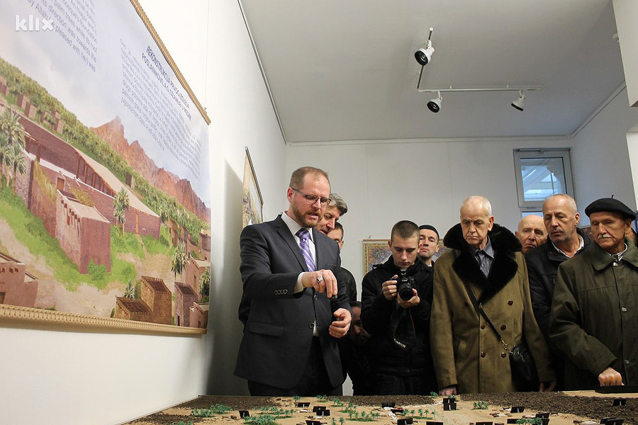 Esmir Halilović na jednoj od izložbi o poslaniku Muhammedu a.s. (Foto: E. M./Klix.ba)
