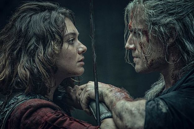 Anya Chalotra u ulozi Yennefer of Vengerburg i Henry Cavill u ulozi Geralta (Foto: The Witcher)