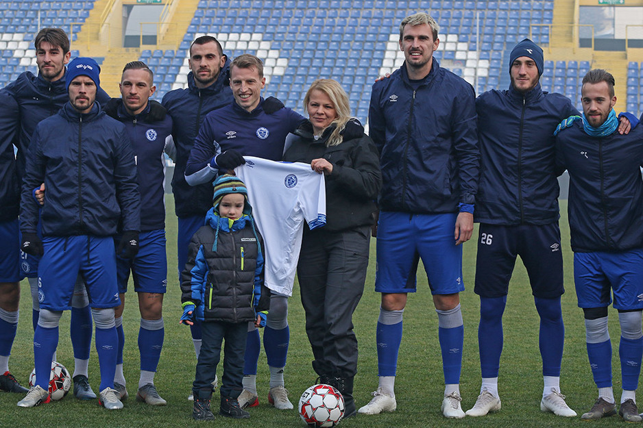 Foto: FK Željezničar/Navijačici uručen dres