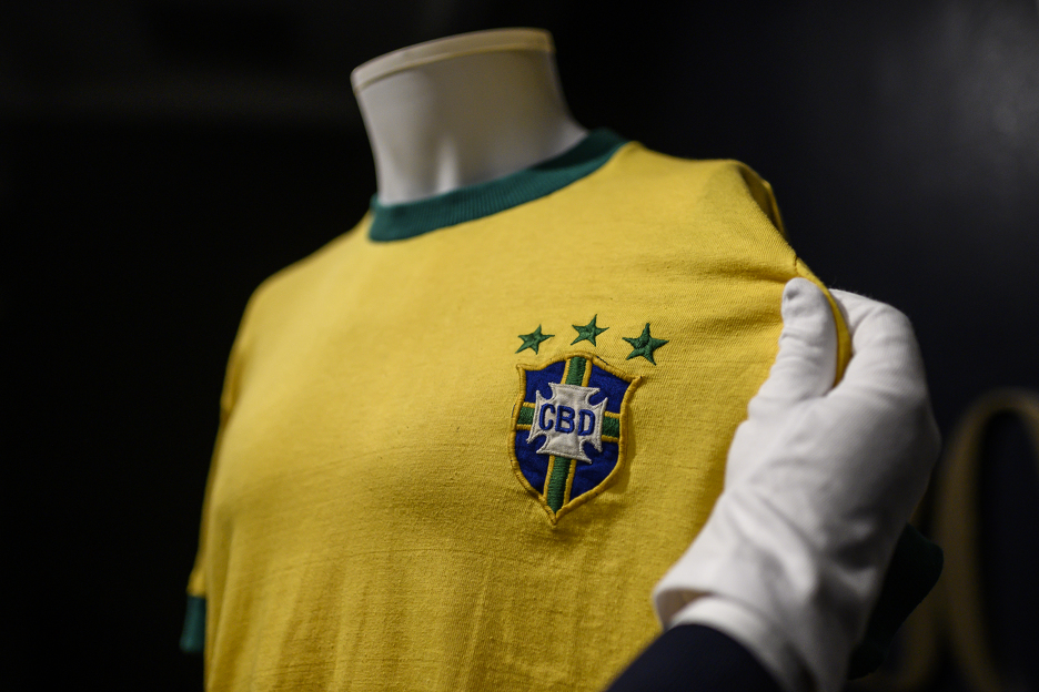 Dres u kojem je Pele odigrao posljednju utakmicu za Brazil (Foto: AFP)