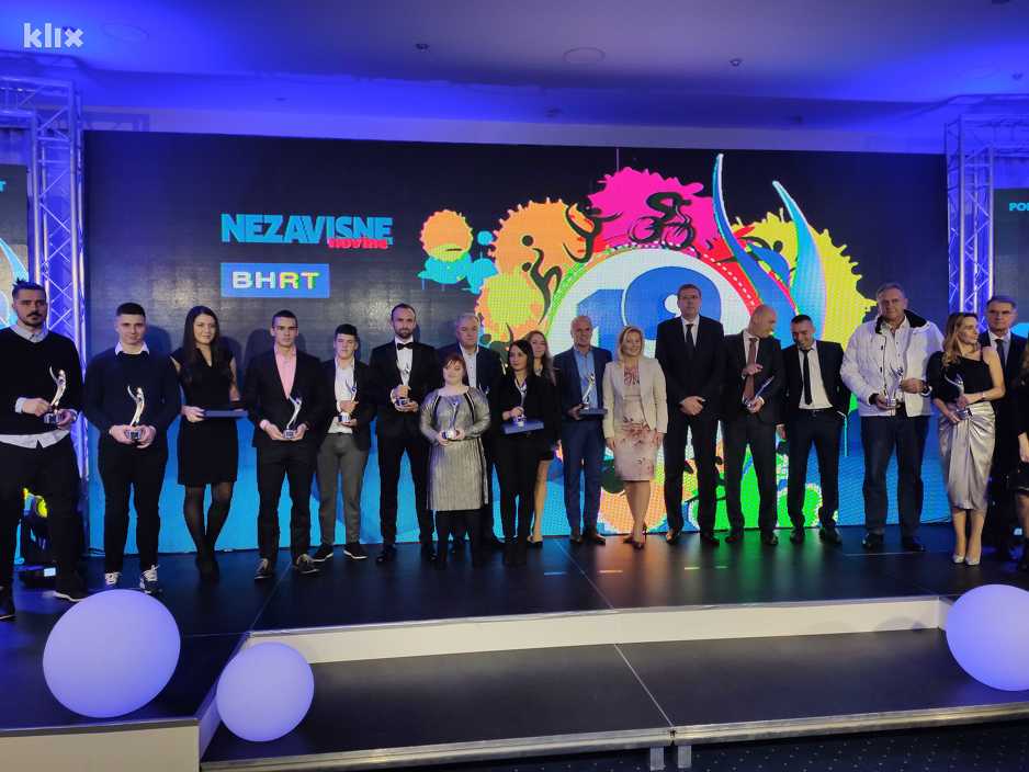 Dobitnici nagrada sa priznanjima (Foto: Klix.ba)