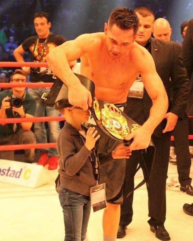 Adnan Ćatić sa šampionskim pojasem