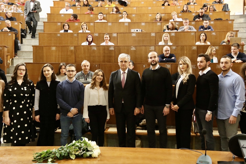 Rezultat slika za Proglašeni najbolji studenti Medicinskog fakulteta u Sarajevu: Ostajemo u našoj zemlji