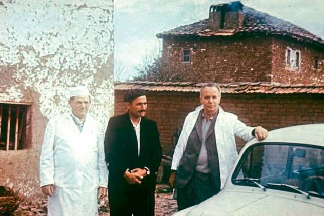 Ibrahim Hoti s načelnikom epidemiološke službe SFRJ i dr. Muhamedom Teftedarijom, šefom Infektivne klinike u Sarajevu