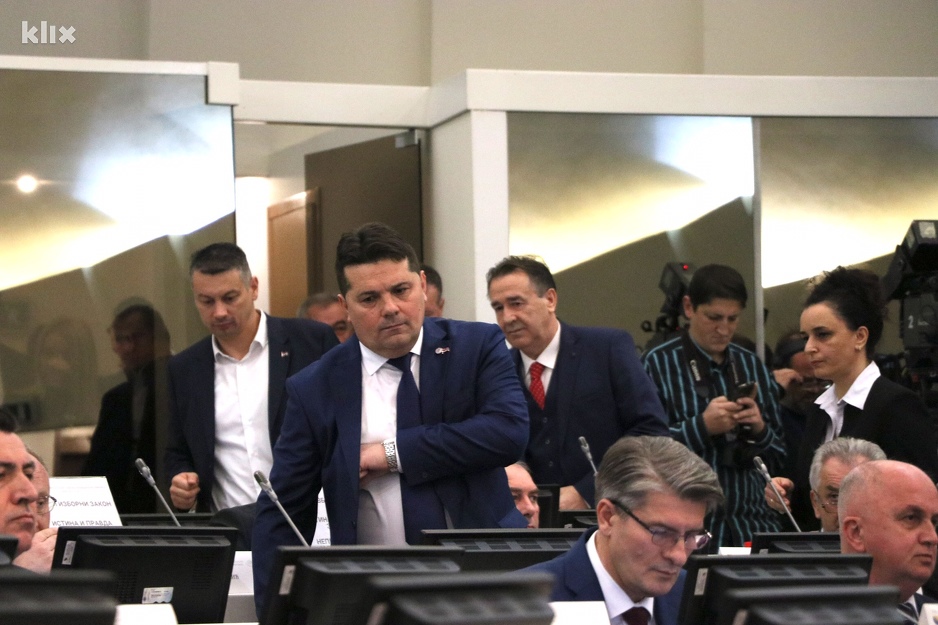 Stevandić (US) i Nešić (DNS) u parlamentarnim klupama (Foto: H. M./Klix.ba)