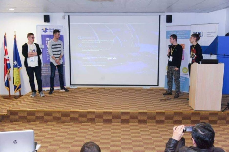Ejub Šabić, Armin Omanović, Omar Konjičanin i Ammar Skopljak predstavljaju projekt na takmičenju