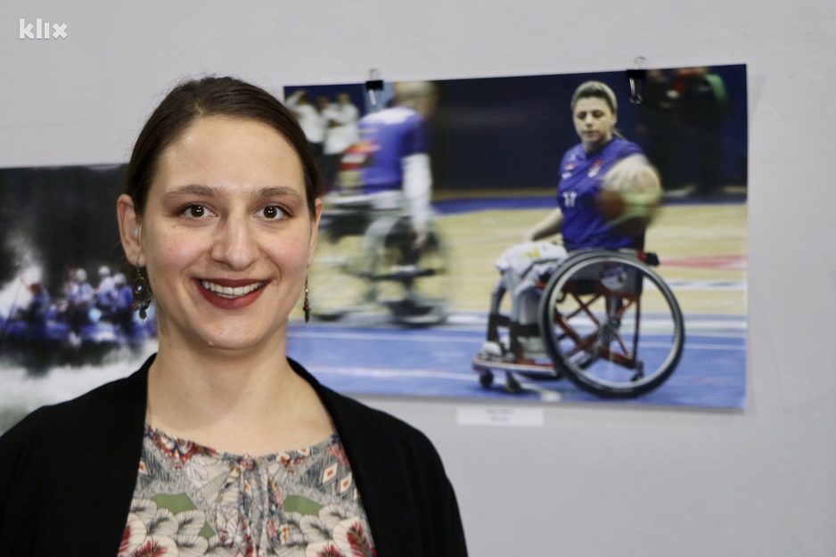 Jelena Đurđević pored nagrađene fotografije (Foto: A. K./Klix.ba)