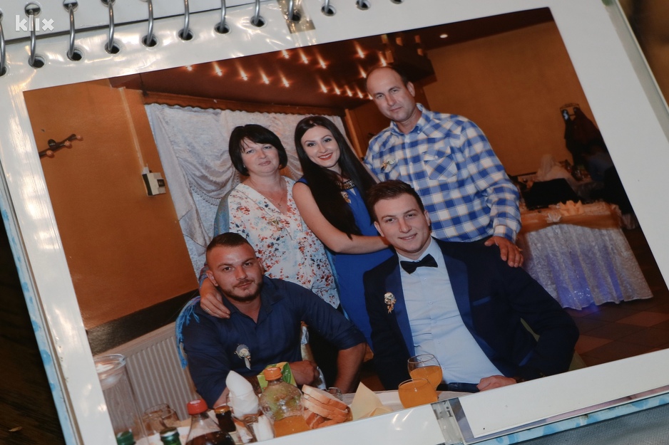 Edin Zejćirović s porodicom (sjedi lijevo) (Foto: A. K./Klix.ba)
