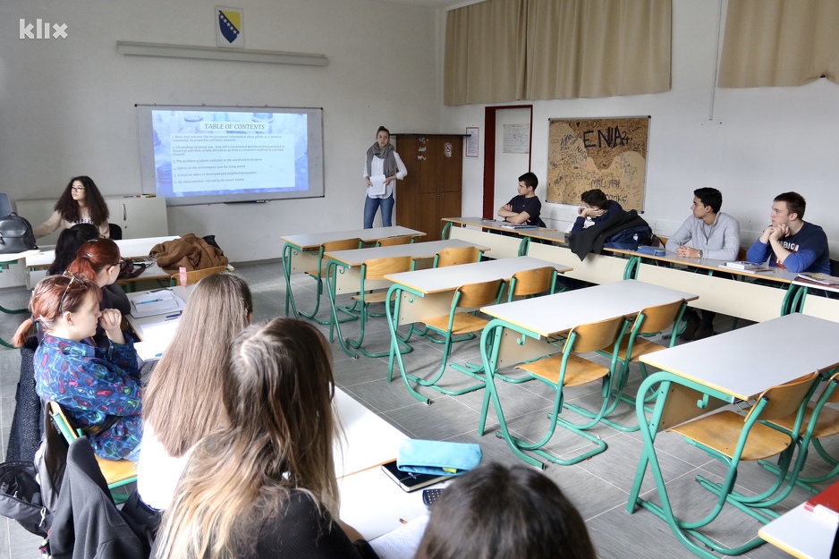 Esma Hodžić prezentira svoj projekt školskim kolegama (Foto: D. Ć./Klix.ba)