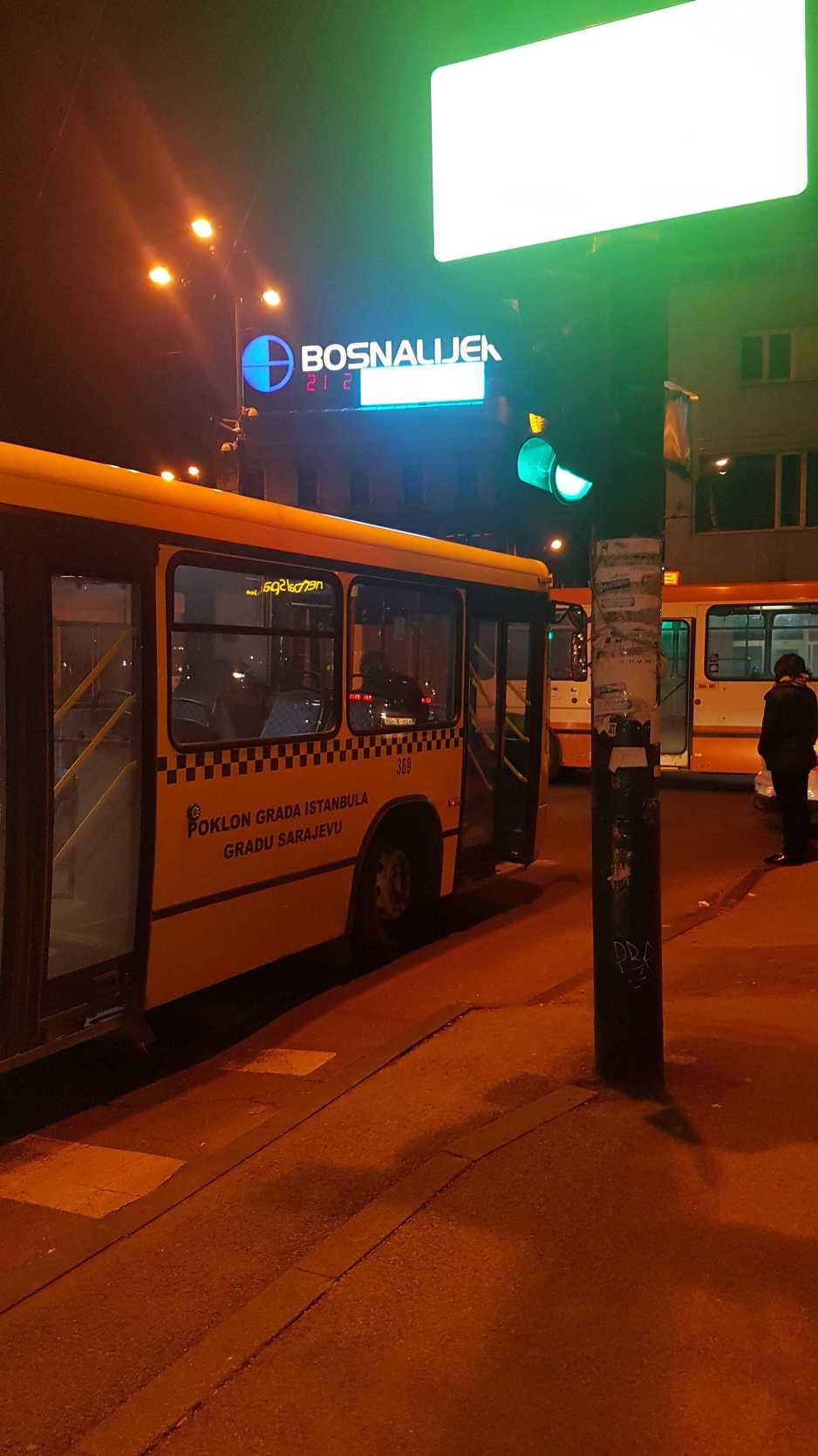 Trolejbus zaustavljen na glavnoj saobraćajnici