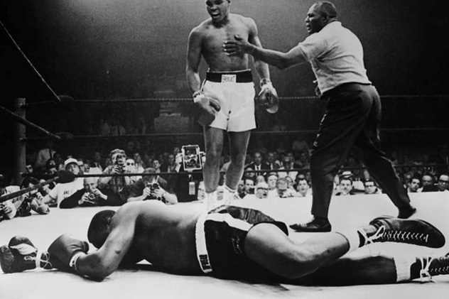 25.2.1964. u 22.-oj godini pobijedio je Sonyja Linstona i postao svjetski prvak u teškoj kateogoriji