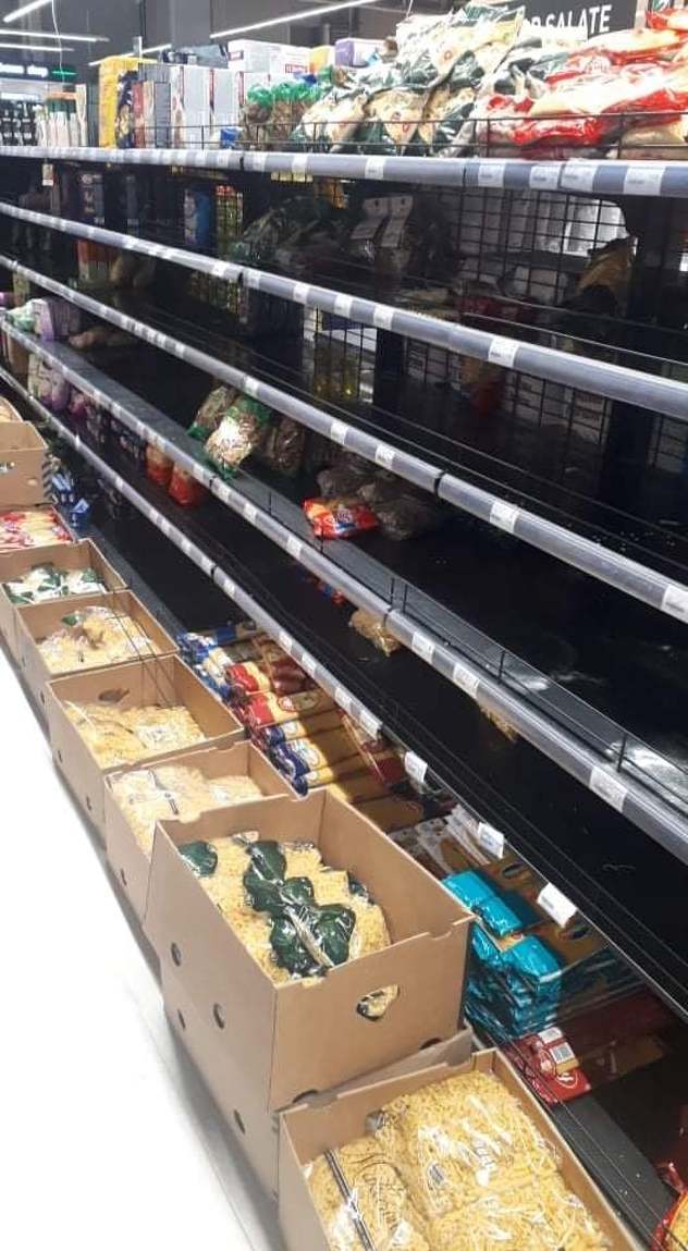 Opustošene police u sarajevskom supermarketu (Foto: Čitatelj)