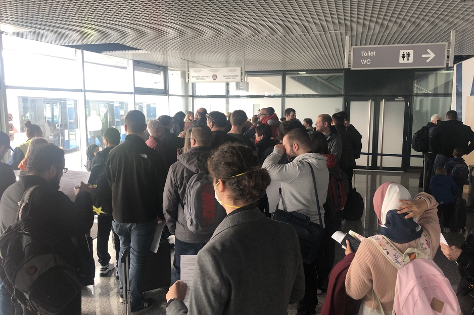 Putnici čekaju da predaju popunjene obrasce (Foto: Klix.ba)