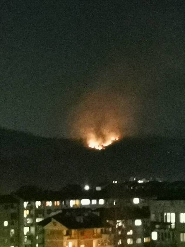 Vatrogasci kontrolišu širenje vatrene stihije (Foto: Čitatelj/Klix.ba)