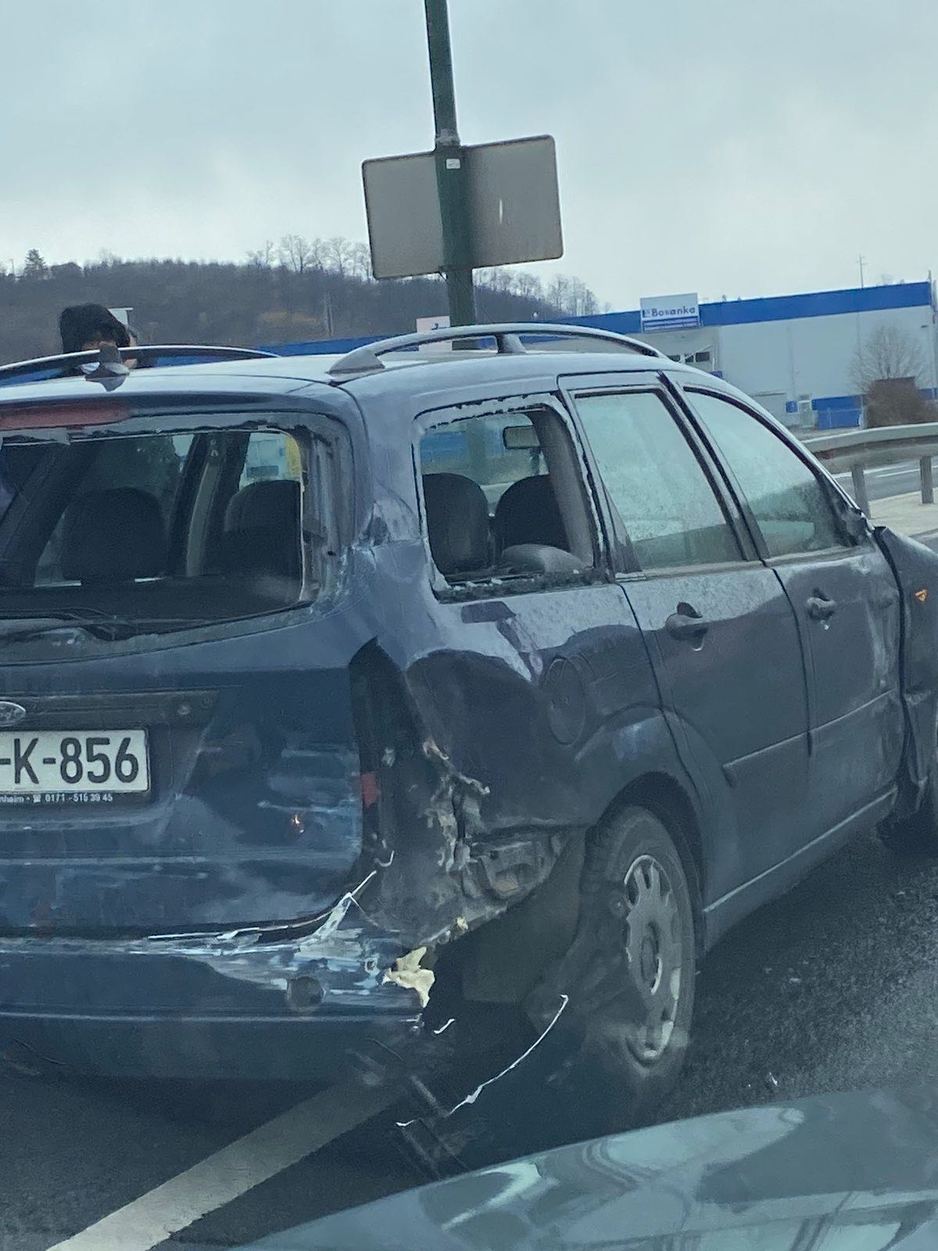 Na automobilu pričinjena materijalna šteta