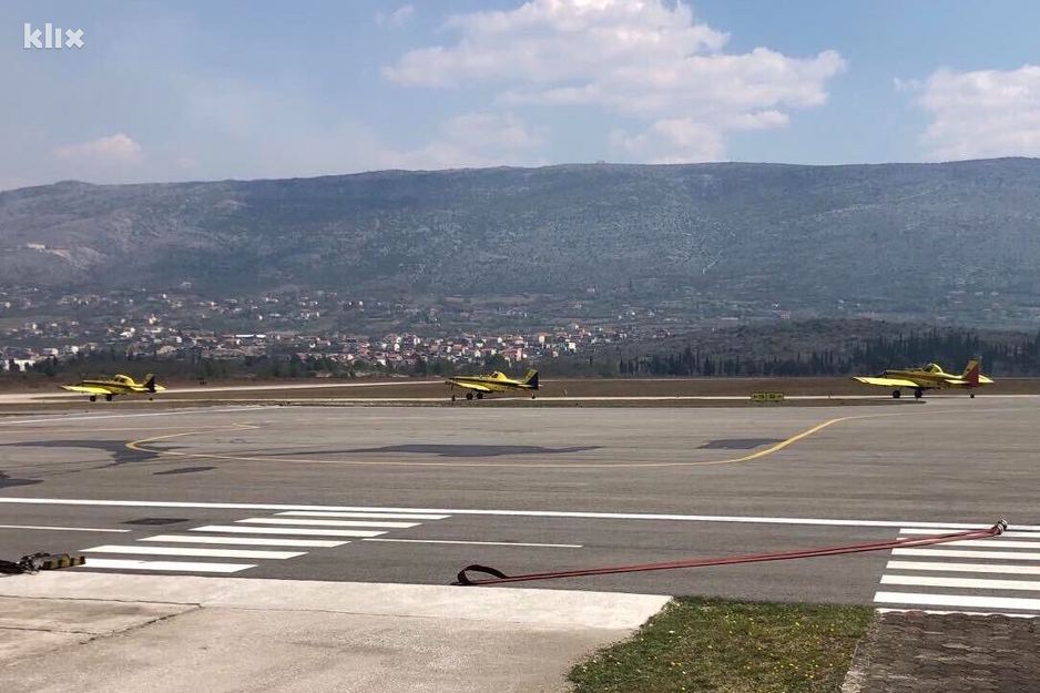 Air traktori na pisti u Mostaru (Foto: Klix.ba)