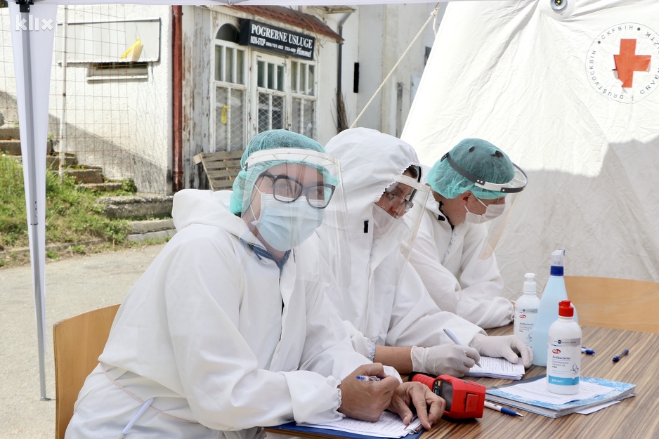 Zdravstveni radnici koriste zaštitnu opremu (Foto: A. K./Klix.ba)