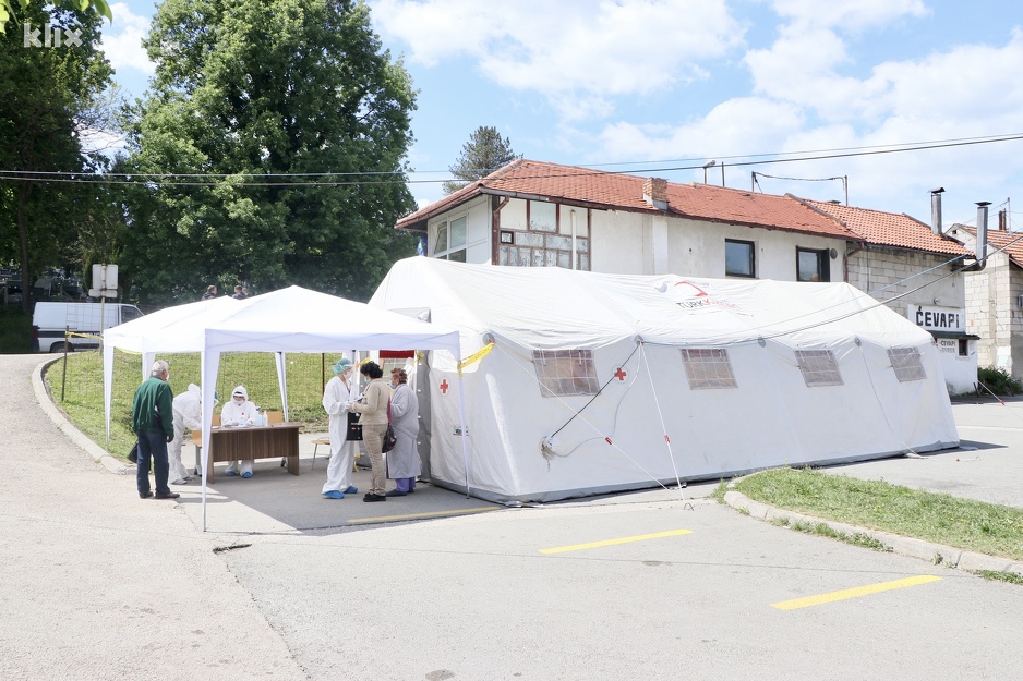 Trijažni šator ispred UKC-a Tuzla (Foto: A. K./Klix.ba)