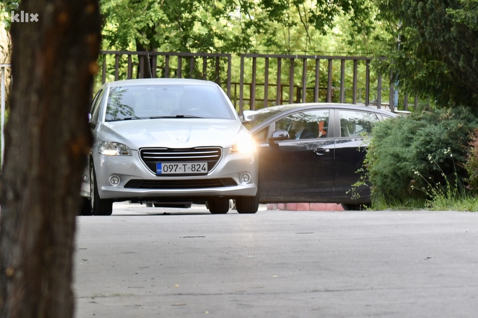 Tim tužitelja i inspektora ispred Vlade FBiH (Foto: D. S./Klix.ba)