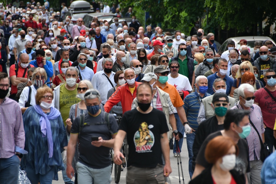 Počela komemorativna šetnja u Sarajevu, tisuće građana odaje počast žrtvama NDH, slogani o UZP i HDZ-u 200516034.4_xl