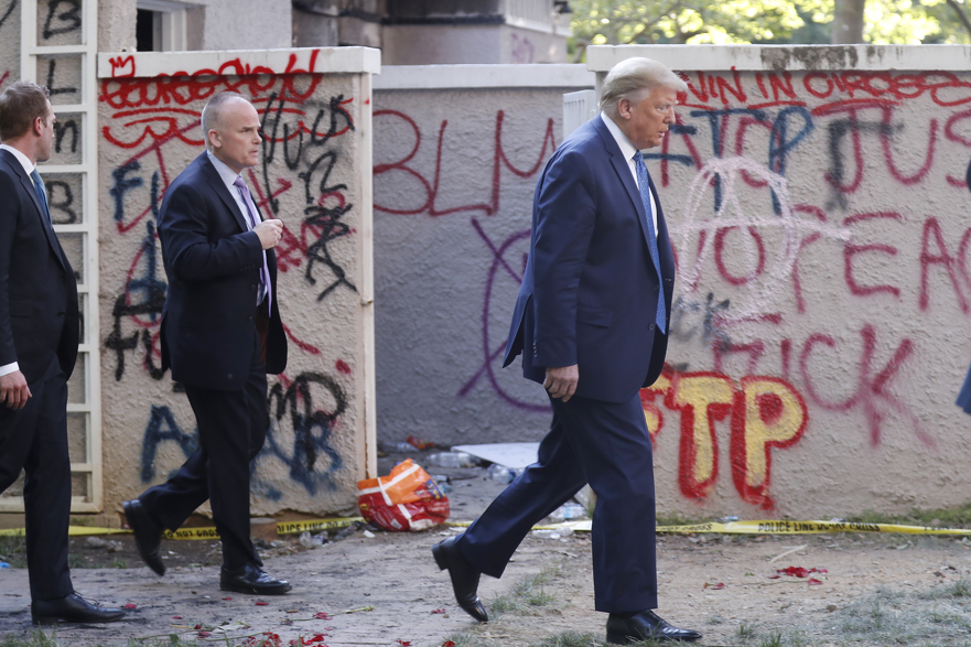 Donald Trump se sa saradnicima kreće prema crkvi St. Johns (Foto: EPA-EFE)