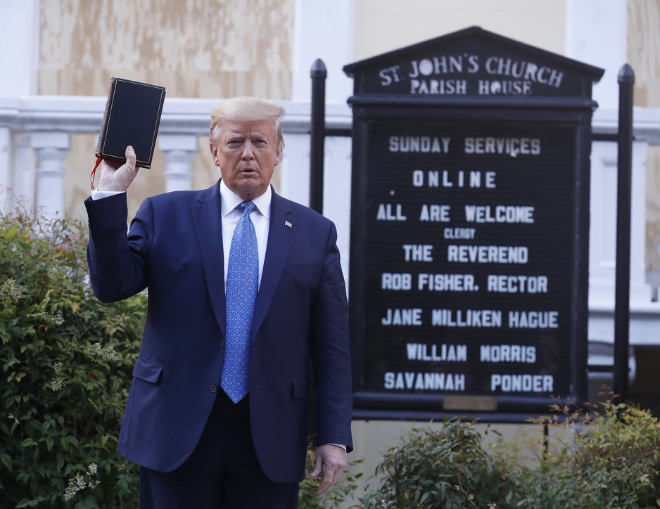 Donald Trump pozira s Biblijom ispred crkve St. Johns (Foto: EPA-EFE)