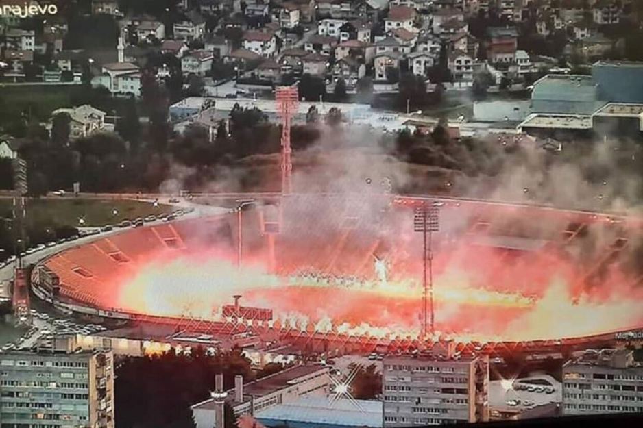 Bakljada navijača Sarajeva unutar stadiona Koševo