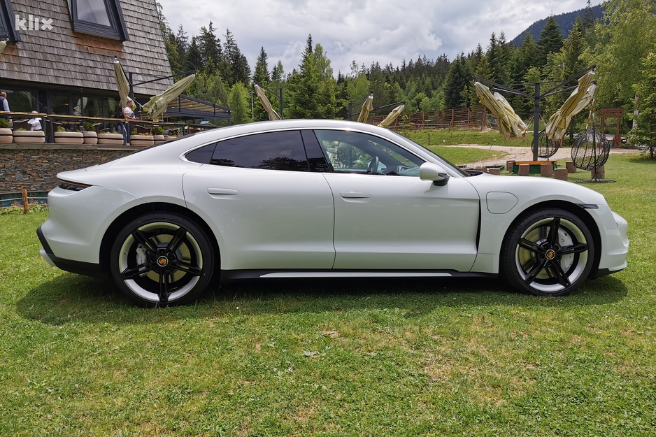 Porsche Luke Dončića na dražbi prodan za 73.000 evrov 