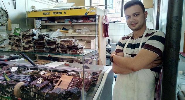 Eldar Babić na svom štandu u sarajevskoj Gradskoj tržnici prodaje Visočku pečenicu, sada zaštićeni proizvod na razini EU