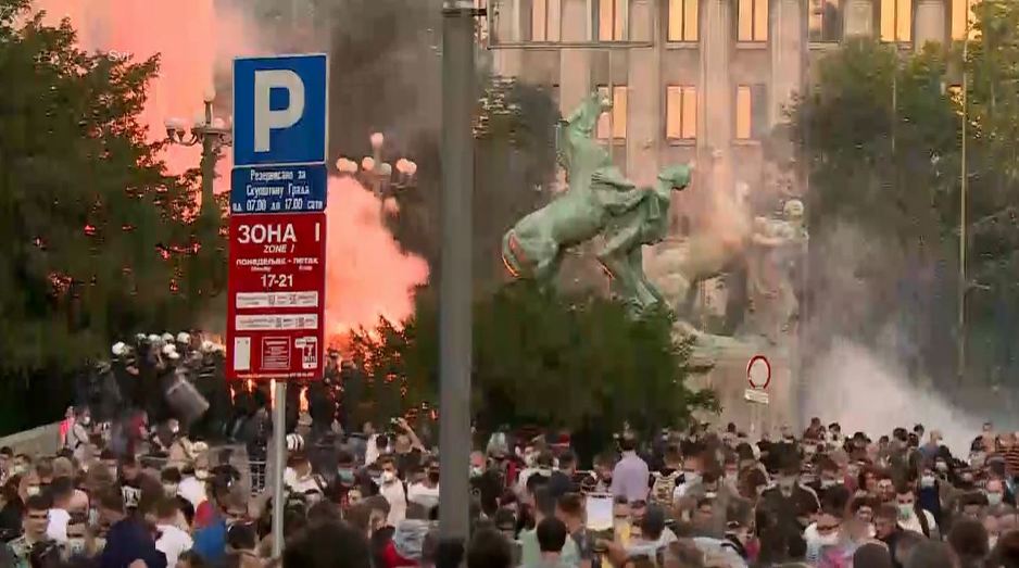 Incidenti ispred Skupštine (Screenshot: TVN1 Srbija)