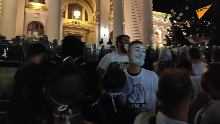 Foto: Sputnik Srbija / Demonstranti prišli policiji da se fotografišu