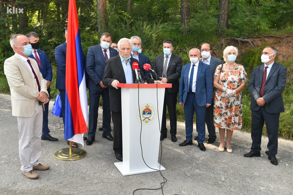 Predstavnici parlamentarnih stranaka iz RS-a s Krajišnikom (Foto: D. S./Klix.ba)