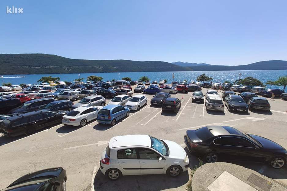 Najbolja lokacija u cijelom mjestu rezervisana je za parking (Foto: R. D./Klix.ba)