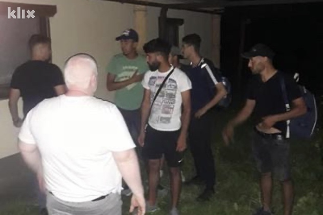 Migranti i lokalno stanovništvo tokom jedne od incidentnih situacija (Foto: Čitatelj)