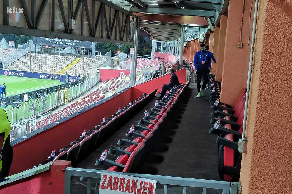 Selektor Dušan Bajević posmatra zagrijavanje Zmajeva