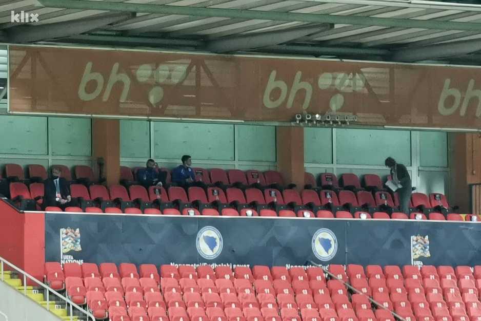 Selektor Dušan Bajević posmatra zagrijavanje Zmajeva