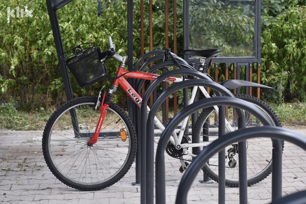 Natkriveno biciklističko stajalište na Otoci (Foto: T. S./Klix.ba)