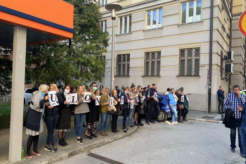 Radnici Agencije Poslovnost danas ispred Općinskog suda u Sarajevu