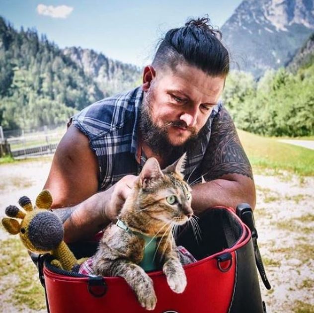 Dean Nicholson i Nala (Foto: Instagram 1bike1world)