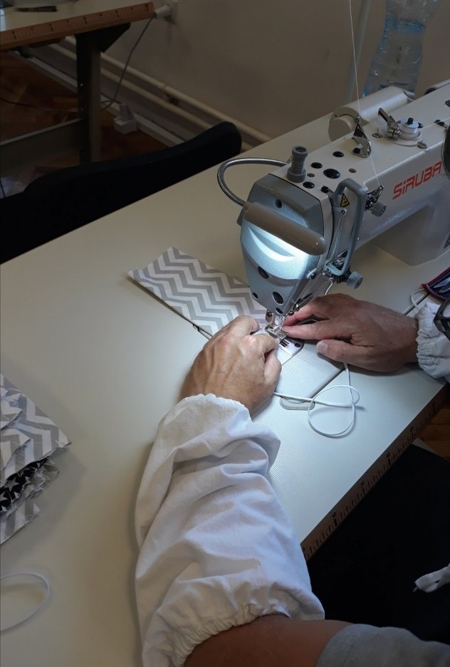 Osuđenik šije masku za Sedmicu mode u Torinu (Foto: Ministarstvo pravde Srbije)
