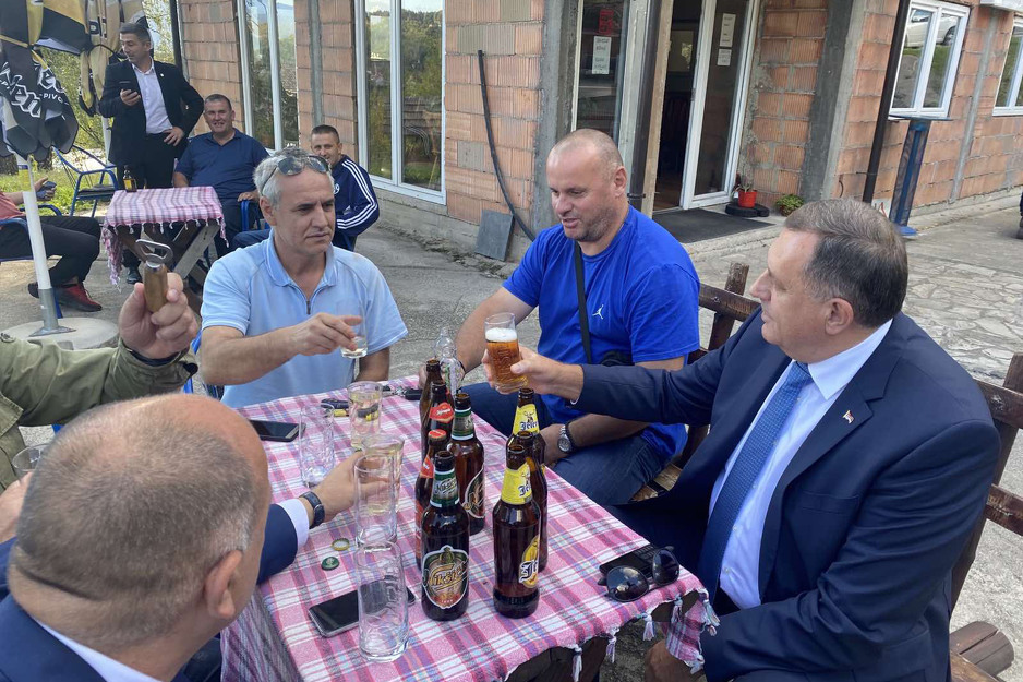 Kakva Korona: Dodik u Istočnom Sarajevu popio pivo i plaćao harmonikaša 201006108.2_xl